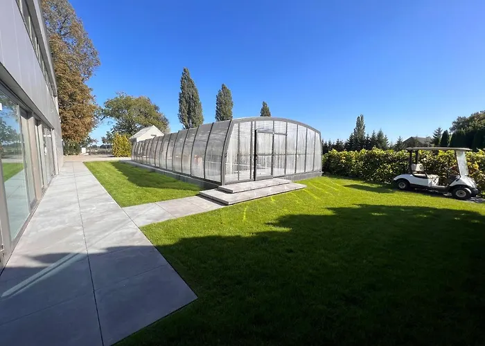 Ledowohouse Industrial Own Golf Course, Kids Friendly